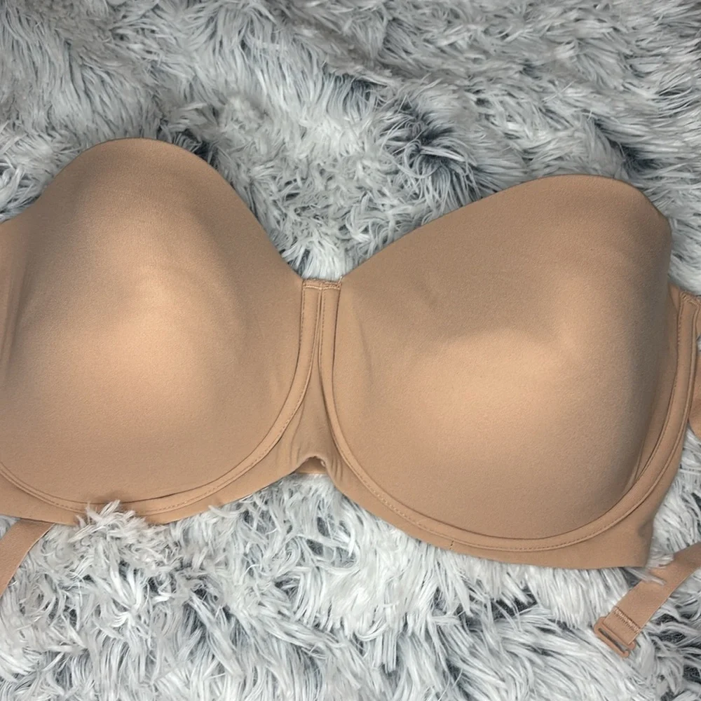 SKIMS Strapless Nude Seamless Bra - Picture 3 of 4